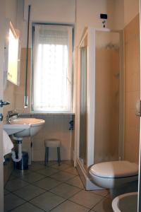 科莫尹哥帝娜酒店的浴室配有卫生间、盥洗盆和淋浴。