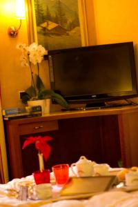 奥斯塔诺登宫殿酒店的房间里的桌子上放了电视