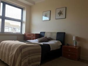 slough central - spacious 2 bedroom, 2 bathroom apartment客房内的一张或多张床位