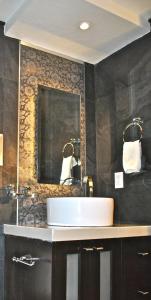 墨西哥城商务套房SG酒店的一间带水槽和镜子的浴室