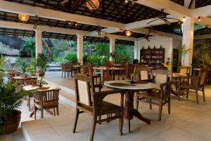 刁曼岛米纳安格湾度假酒店的一间在房间内配有桌椅的餐厅