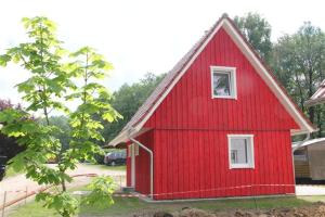 ZislowWald- und Seeblick Camp Zislow的院子里有白色窗户的红色谷仓