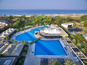 克孜拉阿奇苏尼斯艾丽塔海滩SPA度假酒店的享有带游泳池的度假村的空中景致