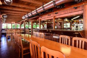 圣维托阿尔塔利亚门托诺尼斯农场酒店的餐厅设有长木桌子和椅子
