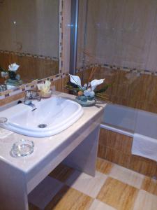 阿尔赫西拉斯米拉多尔酒店的浴室配有白色水槽和淋浴。