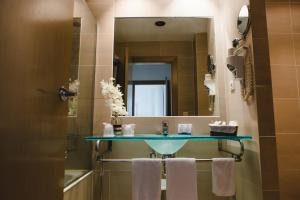 帕特纳马斯卡马雷纳酒店的浴室配有盥洗盆、镜子和毛巾