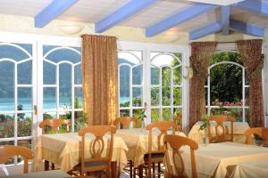 沃尔特湖畔佩莎赫Die WUNDER s Ferienpension的用餐室设有桌子和大窗户