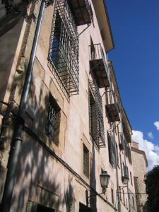 昆卡莱昂诺尔德阿基塔尼亚酒店的一座高高的建筑,设有窗户和阳台