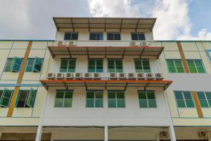 巴淡岛中心克普利购物中心附近红门酒店的一座带阳台的建筑