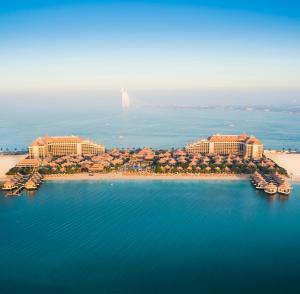 迪拜迪拜棕榈岛安纳塔拉度假酒店的海滩上的度假村的空中景致