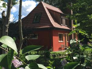 古梅尔斯巴赫Kleine Villa im wilden Garten的花园中的一个红色房子