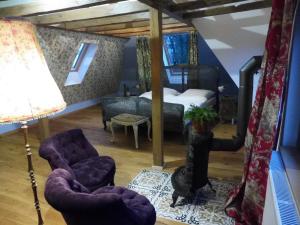 古梅尔斯巴赫Kleine Villa im wilden Garten的一间卧室配有床、椅子和一盏灯