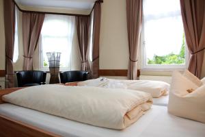 巴特萨尔奇利夫库帕克舍贝尔酒店的带2扇窗户的酒店客房内的2张床