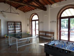 波吉奥的圣多纳托Borgo Sicelle Residence的带窗户的客房内设有两张乒乓球桌