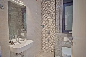萨拉热窝New Hotel的一间带水槽和淋浴的浴室