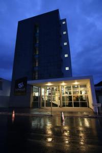 佩德罗莱奥波尔杜Tupyguá Brasil Hotel的停车场里灯火通明的建筑物