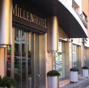 博洛尼亚米尔伦酒店的建筑前方有标志的酒店