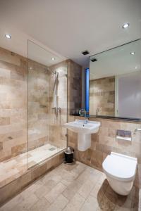 谢菲尔德辛克莱大厦K区公寓的浴室配有卫生间、盥洗盆和淋浴。