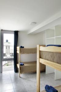 马德普拉塔PH Mogotes的客房设有两张双层床和一扇窗户。