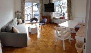 加尔米施-帕滕基兴Am Fraßl's Biche的客厅配有沙发和桌椅