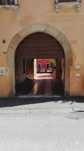 维琴察Mini Contrà San Pietro的拱门建筑的入口