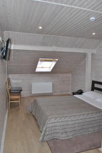 日托米尔Hermes的一间卧室配有一张床和天窗