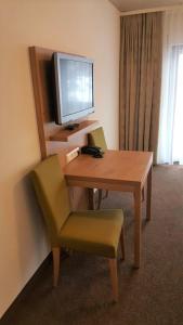 纳戈尔德希夫纳戈尔德酒店的客房设有书桌、电视和椅子