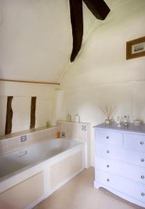 哈尔福德The Old Manor House的白色的浴室设有浴缸和梳妆台