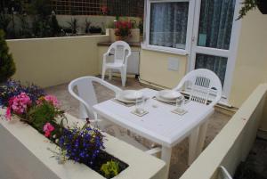 托基Ashbury Tor的鲜花庭院里的白色桌子和椅子