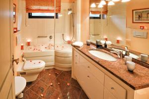 阿克斯姆比伯豪斯度假屋酒店的浴室配有卫生间、盥洗盆和淋浴。