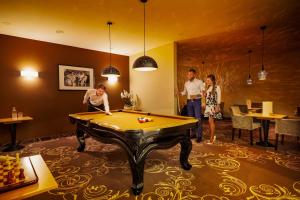 布拉格Don Giovanni Hotel Prague - Great Hotels of The World的一群人在带台球桌的房间里