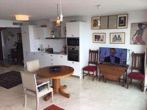 拉斯内格拉斯Vistas Increibles的一间厨房,内设桌子和一台电视机