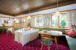 锡贝塔尔Hotel-Pension Faneskla的用餐室设有桌椅和窗户。