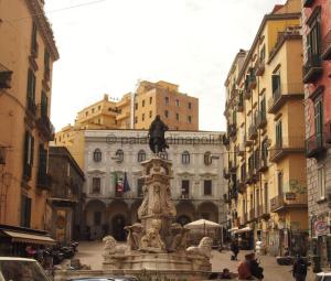 那不勒斯那不勒斯卢尔度假屋的一座城市中央的喷泉