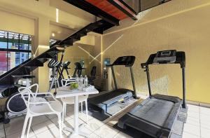 Hotel Olmeca Plaza的健身中心和/或健身设施