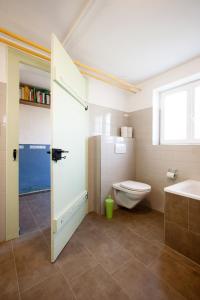 SeuzachBed&Breakfast Pinocchio的浴室配有卫生间、浴缸和水槽。