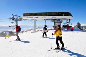 丰罗穆哥雷亚勒多迈德卡斯特拉公寓式酒店的一群人乘雪上滑雪升降机