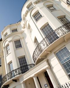 布莱顿霍夫德雷克斯酒店 的一座大型白色建筑,设有阳台