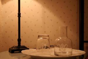坎德莱达月亮乡村旅馆的玻璃瓶和桌子上的灯