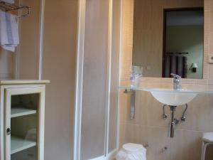 莱昆韦里埃耶斯塔兰II旅馆的一间带水槽和淋浴的浴室