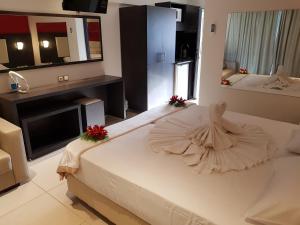 阿利卡纳斯卡莱塔旅馆的一间卧室配有一张大床,上面有连衣裙