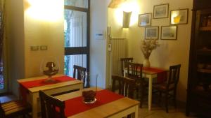 罗马吉达吉迪诺住宿加早餐旅馆的用餐室配有2张桌子和1张桌子及椅子