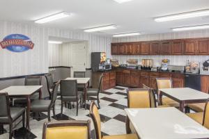克利夫兰克利夫兰贝蒙特套房清澈旅馆的一间带桌椅的餐厅和一间厨房