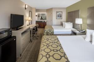 克利夫兰克利夫兰贝蒙特套房清澈旅馆的酒店客房设有两张床和一台平面电视。