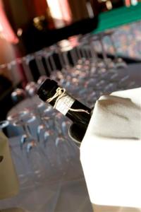 肖林慕勒豪斯海景酒店的坐在一排椅子上一瓶香槟