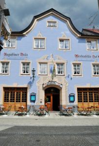 加尔米施-帕滕基兴威尔登菲尔赛霍夫酒店的一座蓝色的大建筑,有一座建筑