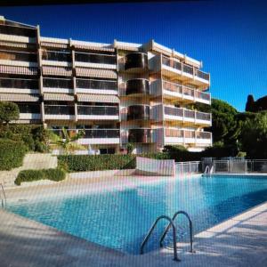 尼斯Très bel appartement vue mer à Nice的公寓大楼前的游泳池