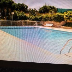尼斯Très bel appartement vue mer à Nice的蓝色海水大型游泳池