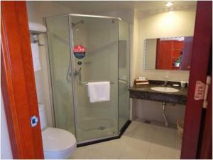 格林豪泰日照西站太阳城苏宁广场商务酒店的一间浴室