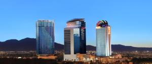 拉斯维加斯Palms Casino Resort的夜城里两座高耸的摩天大楼